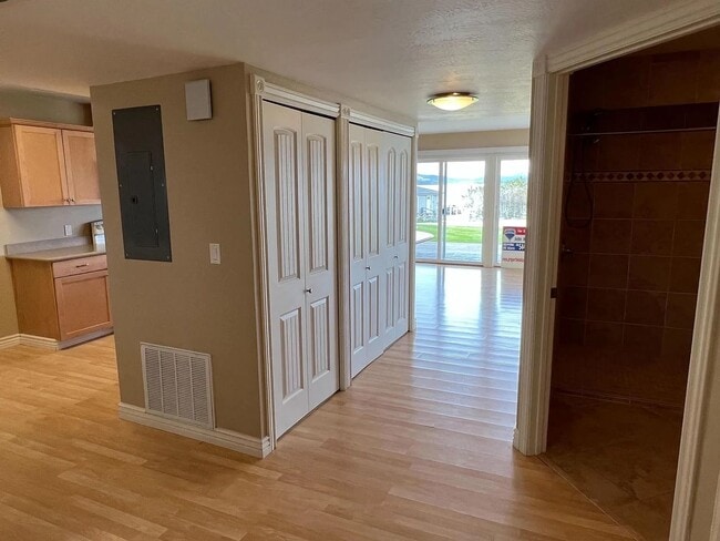 Building Photo - Lake Front Rental