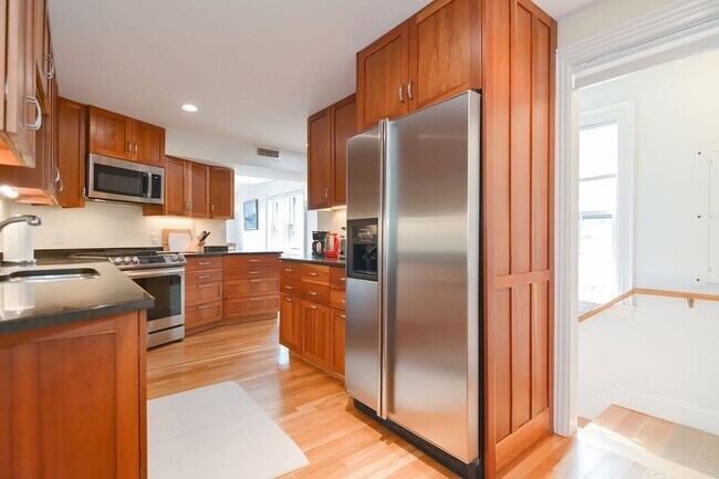 Building Photo - 37 Rocky Neck Ave