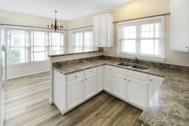 Building Photo - Beautiful Home in Stonehouse!
