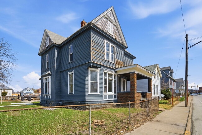 Building Photo - 1405 7th Ave