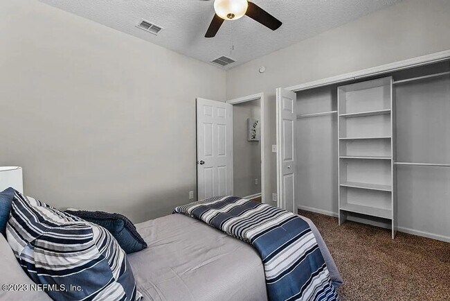 Building Photo - 3 Bedroom 2 Bathroom in Oakleaf Plantation