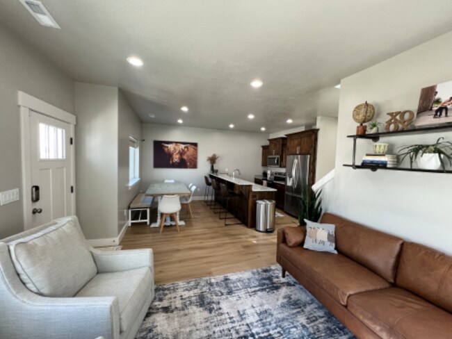 Building Photo - 465 N 30