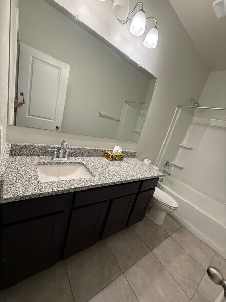 Guest Bath - 5286 E Gummite Dr