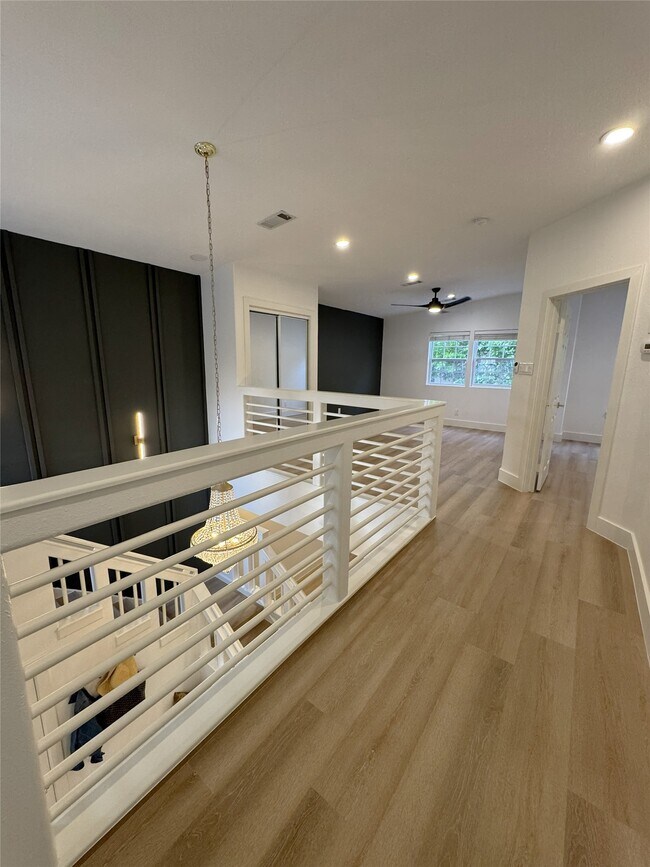 Building Photo - 516 S Post Oak Ln