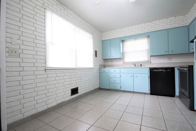 Building Photo - 3 Bedroom / 2 Bath Home AVAILABLE NOW!
