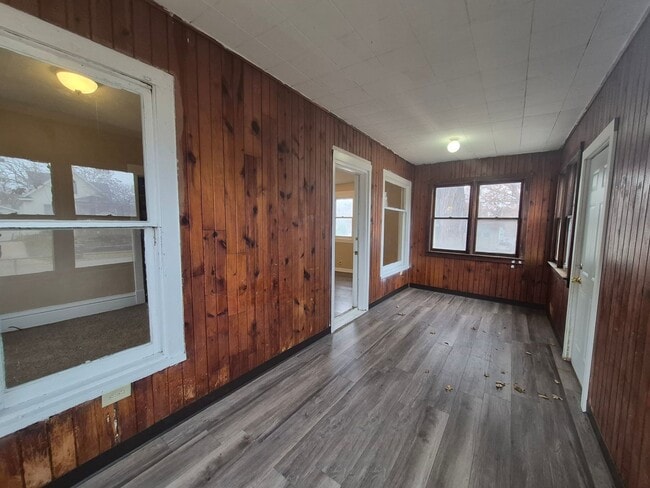 Building Photo - Two Bedroom, One Bathroom Home with Washer/Dryer!