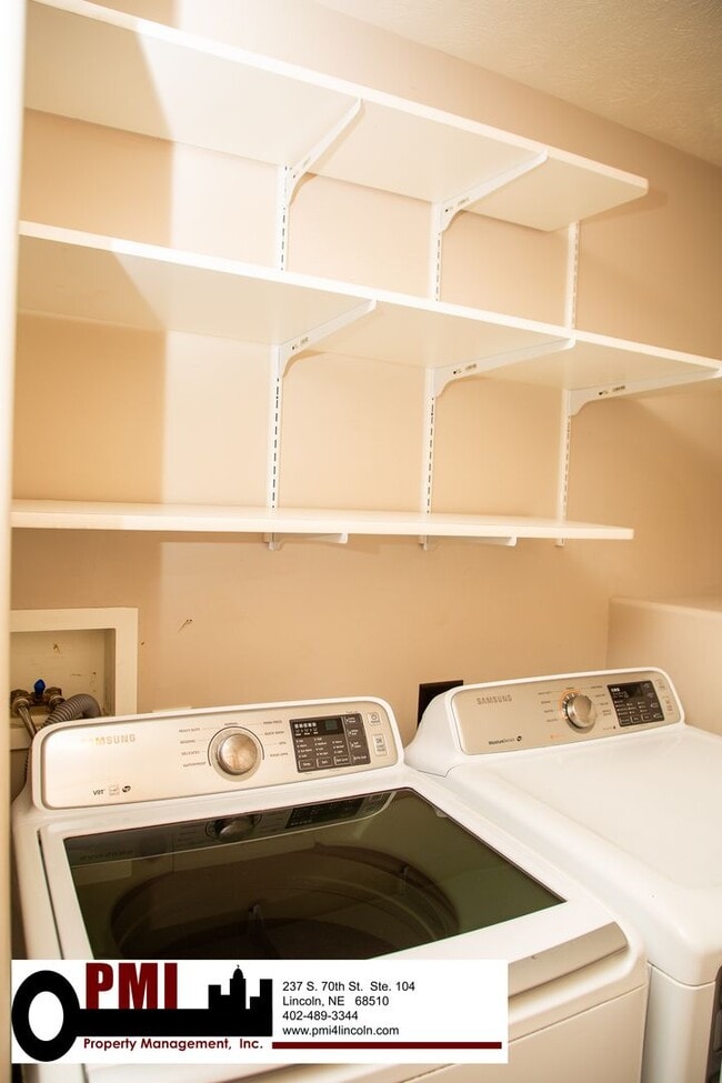Building Photo - 3 Bedroom and 3 Bathroom Duplex. Available...