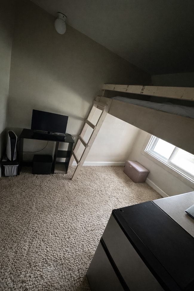 Building Photo - 4 Bed 1 Bath near UWEC, Water Street, and Sonnentag!