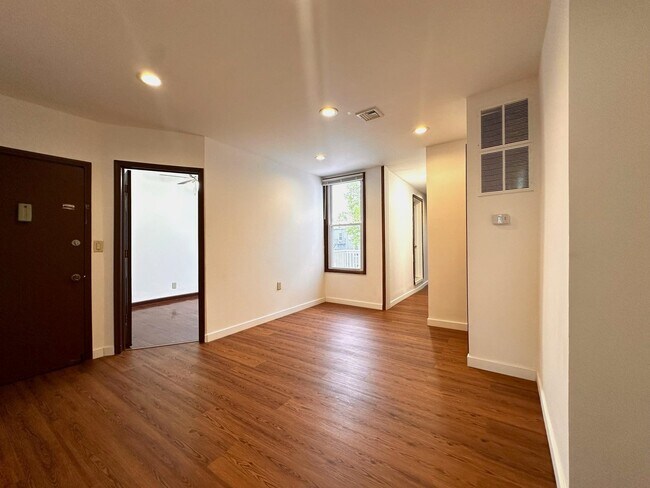 Building Photo - 125 Zabriskie St