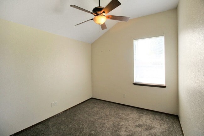 Building Photo - Beautiful Home in Edmond Community