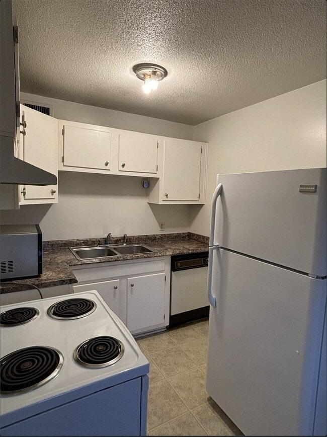 Building Photo - Convenient 1BR - Prime Location & Community Pool!