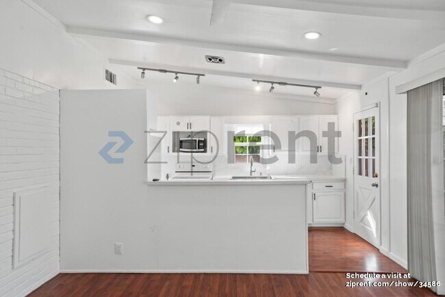 Building Photo - 246 St Andrews St