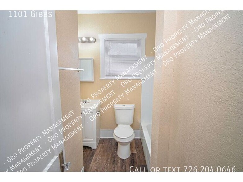 Building Photo - 1101 Gibbs-