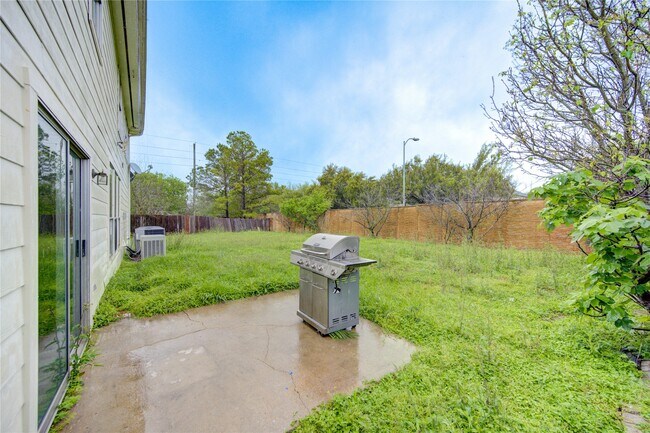 Building Photo - 9351 Royal Way