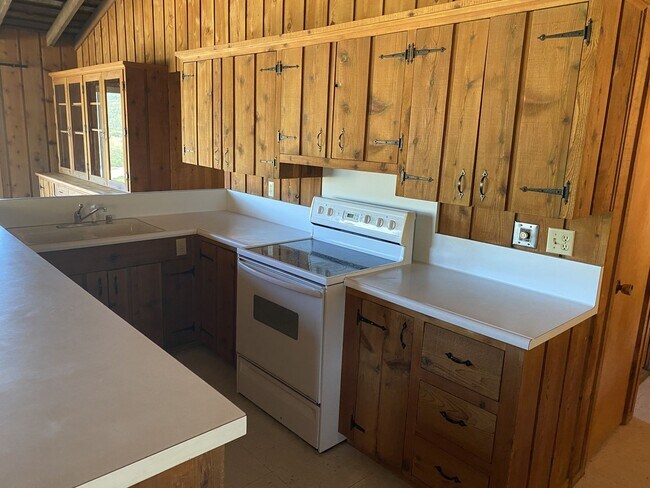Building Photo - 65 E Carmel Valley Rd
