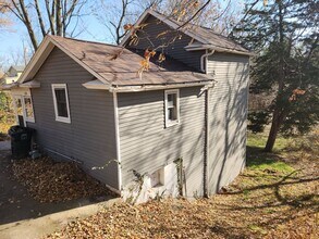 Building Photo - 2 Bedroom 2Bathroom House