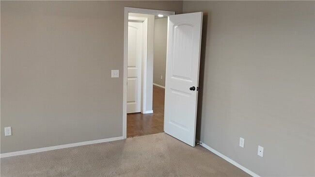 Building Photo - 100 Willow Dr