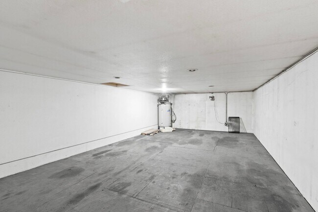 Building Photo - Stunning Home and Three Bay Shop Along Spo...