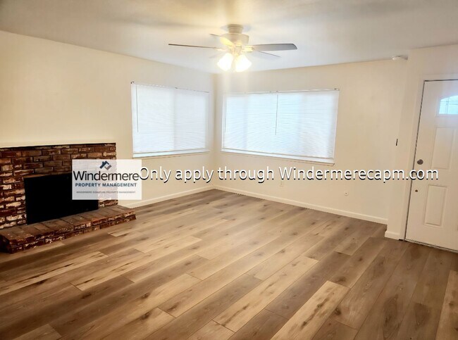 Building Photo - Gorgeous Halfplex in the heart of Carmichael! Available Now!