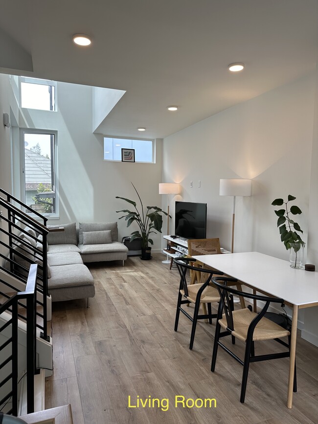 Building Photo - 1724E 11th Ave