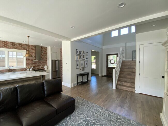 Building Photo - 530 Craftsman Way