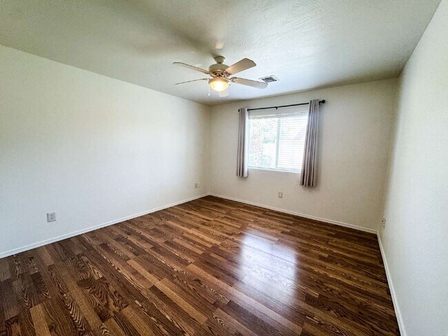 Building Photo - For Rent: 3-bedroom, 2-bathroom home in Barkley Ranch