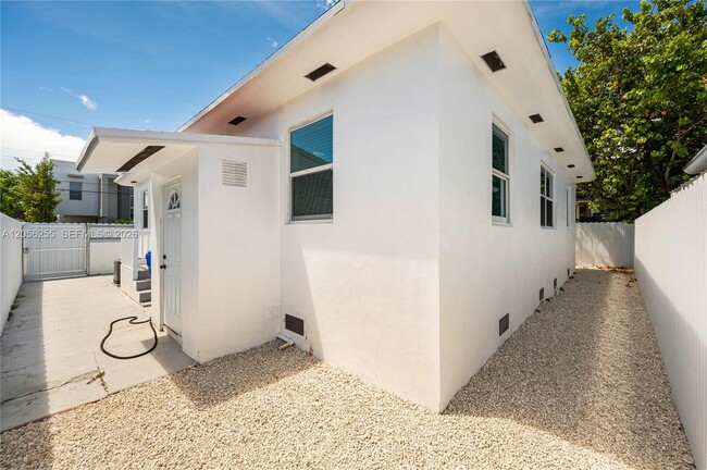 Building Photo - 2641 SW 29th Ct