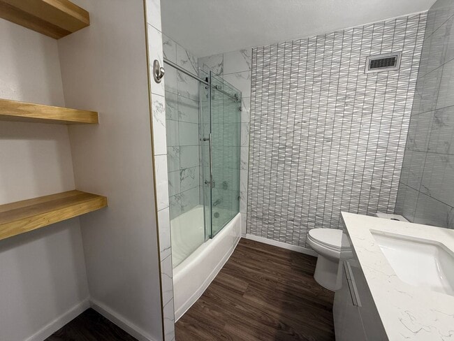 Building Photo - Queen Emma Gardens 1 bedroom 1 bath with d...