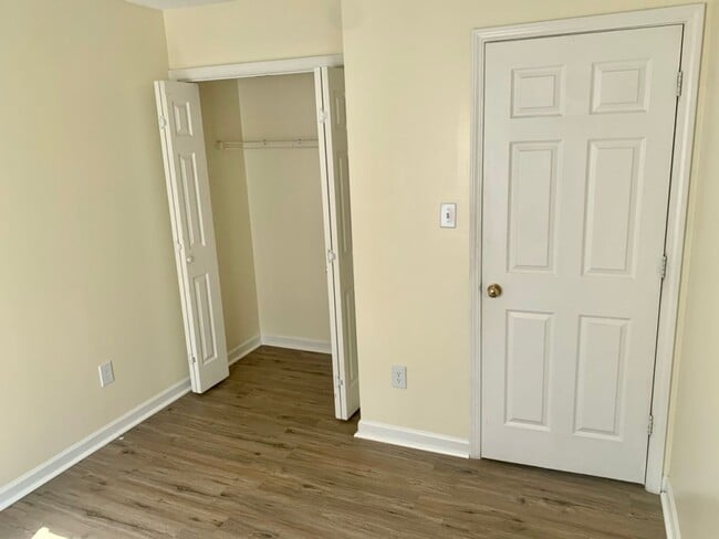 Building Photo - 3 Bedroom Townhouse