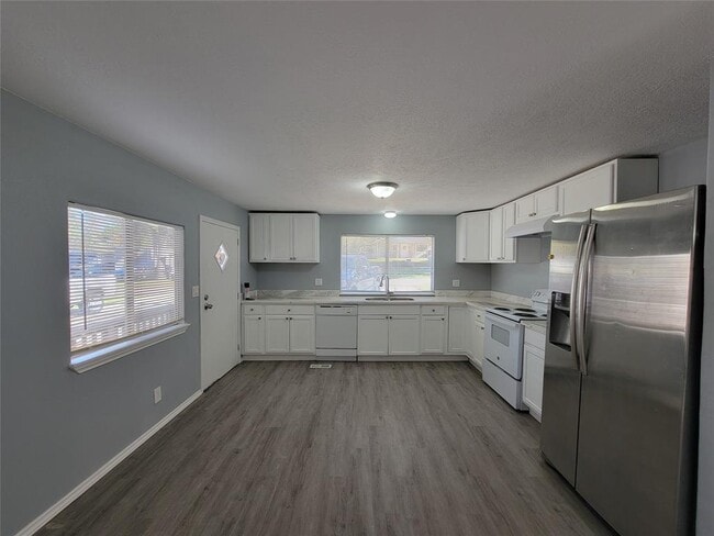 Building Photo - 14245 Ravine