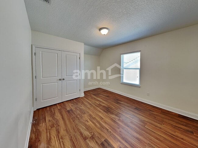 Building Photo - 3298 Roundabout Dr