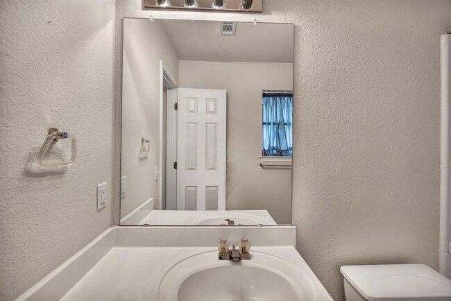 Building Photo - 216 Meadowside Dr