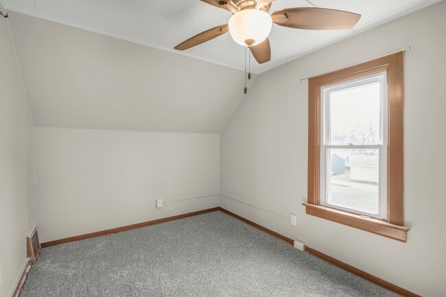 Building Photo - 521 Main St E