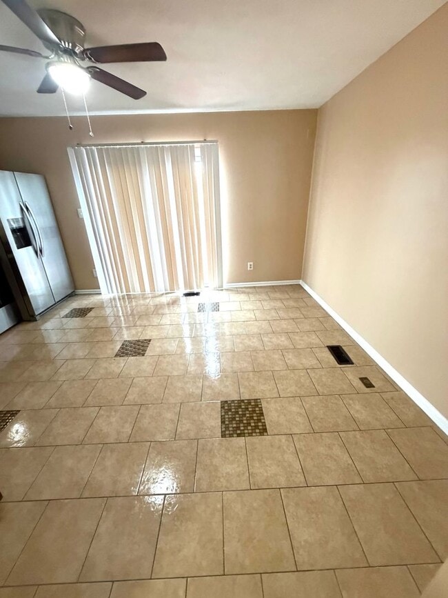 Building Photo - Edgewood 2 Bedroom End of Group For Rent!