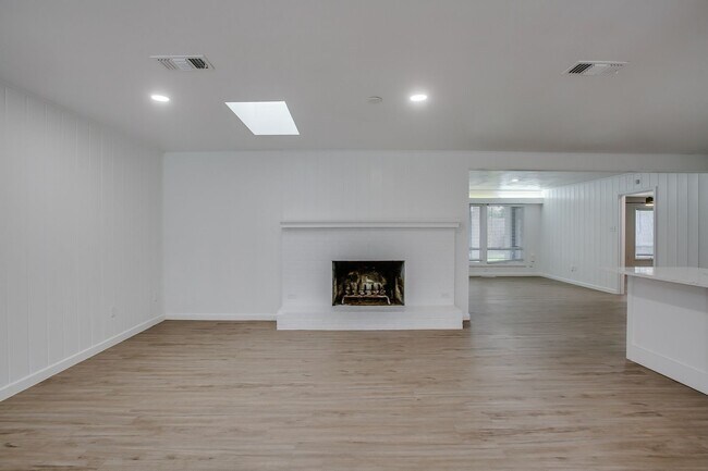 Building Photo - Pre Leasing for Fall 2026! 4/3 in Medical District