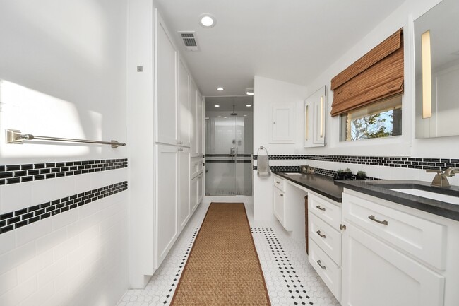 Building Photo - 411 Venice St