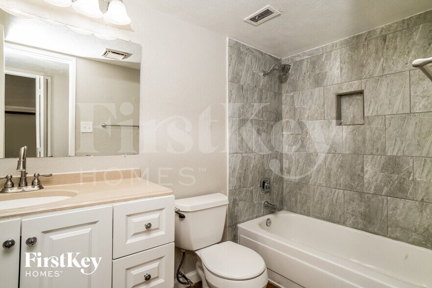 Building Photo - 7000 Wildbriar Ct E