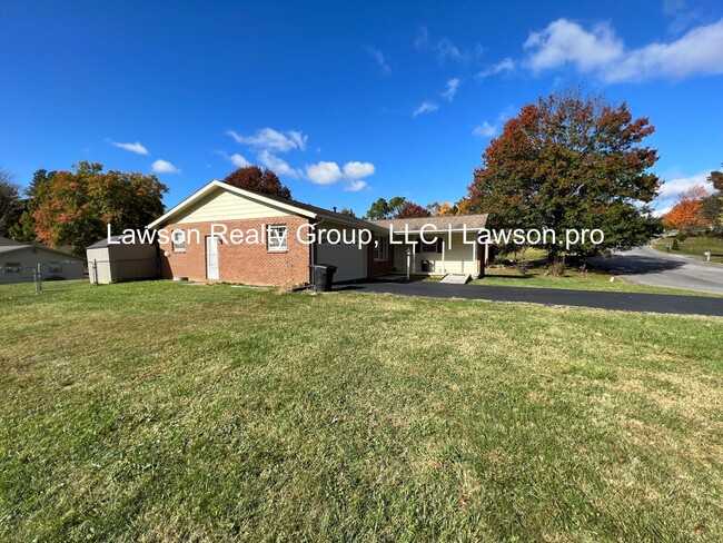 Building Photo - Three Bedroom Brick Ranch with Fenced Yard...