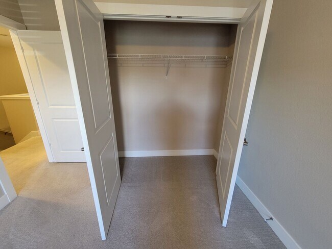Building Photo - Spacious 3 level, 4 bedroom townhome with attached 2 car garage at Silver Meadows Townhomes on Lo...