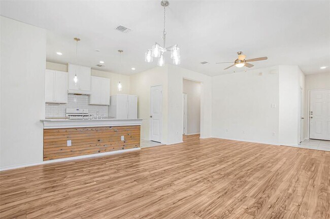 Building Photo - 128 Holstein St