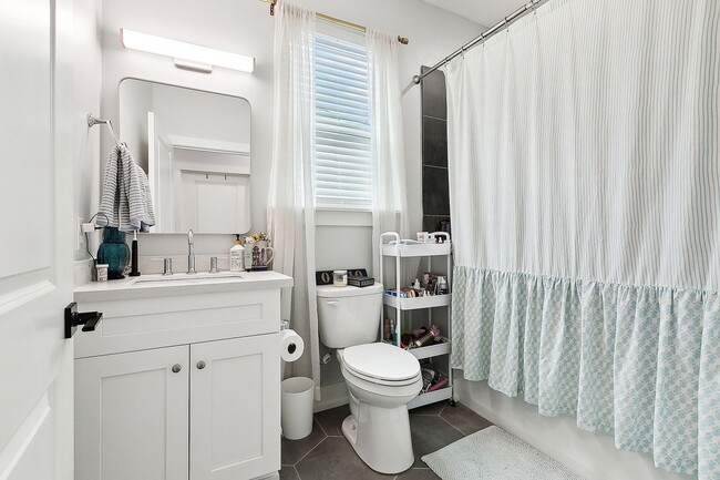 Building Photo - Elegant 3 Bedroom, 2.5 Bath Apartment
