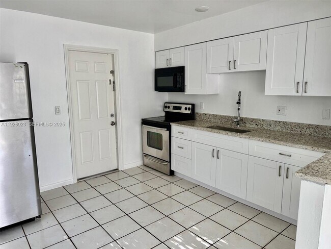 Building Photo - 718 SW 7th St