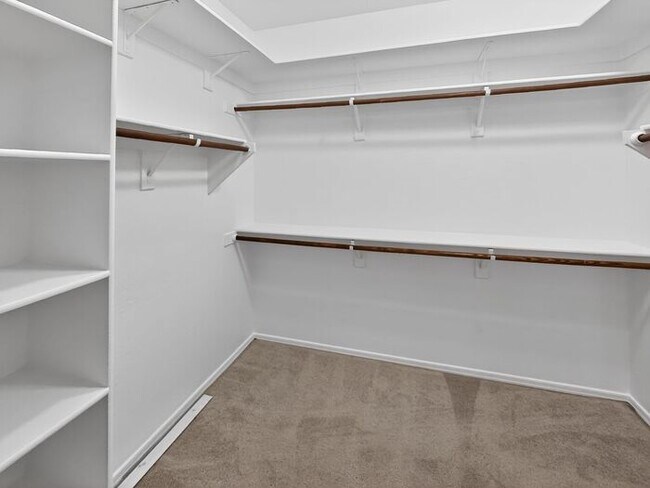 Building Photo - Charming 4 Bedrooms/ 3.5 Bath Home in Desirable Fox Crossing!!