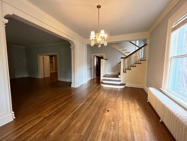 Building Photo - Central Gardens home with 4BR/2ba up w off...