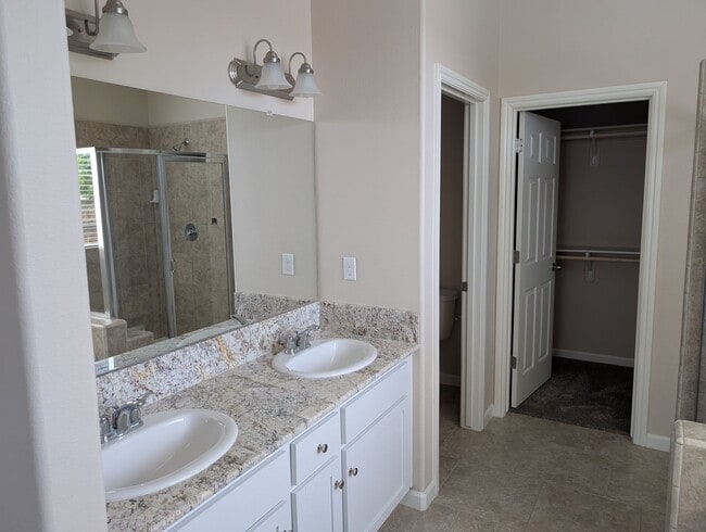 Building Photo - Modern and well appointed home in Clovis, ...