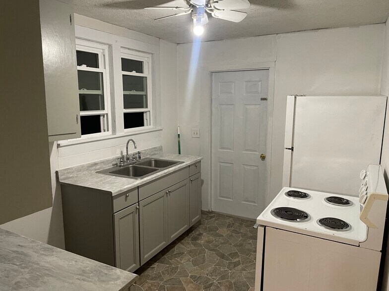 Building Photo - 74 Sunset Cir