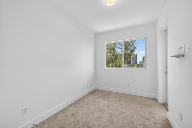 Building Photo - 1044 NE 18th Ave