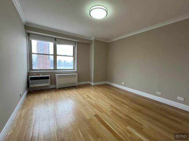 Building Photo - 310 Greenwich St