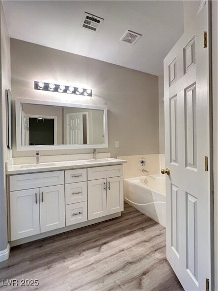 Building Photo - 10524 Isola Bella St