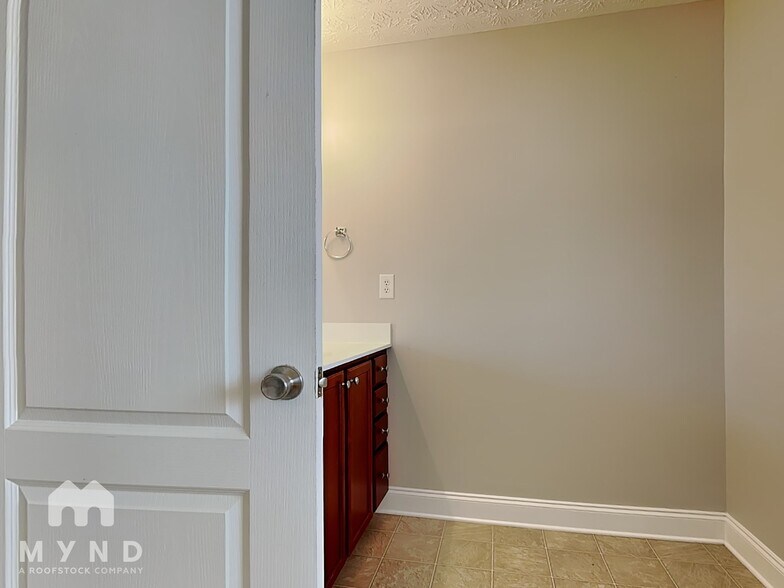 Building Photo - 111 Daisy Cir